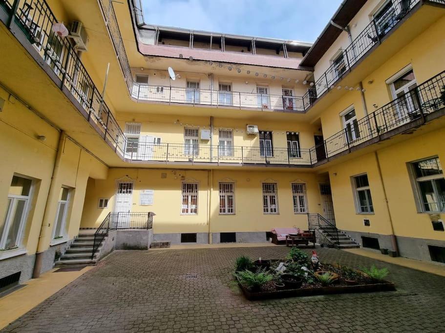 Vintage Apartman In City Center Miskolc Bagian luar foto