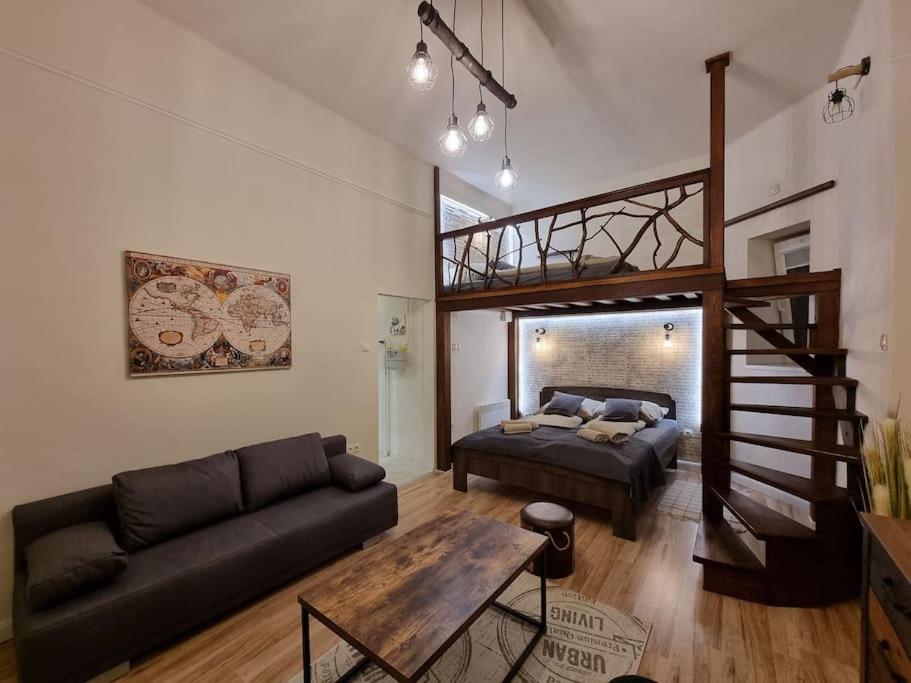 Vintage Apartman In City Center Miskolc Bagian luar foto