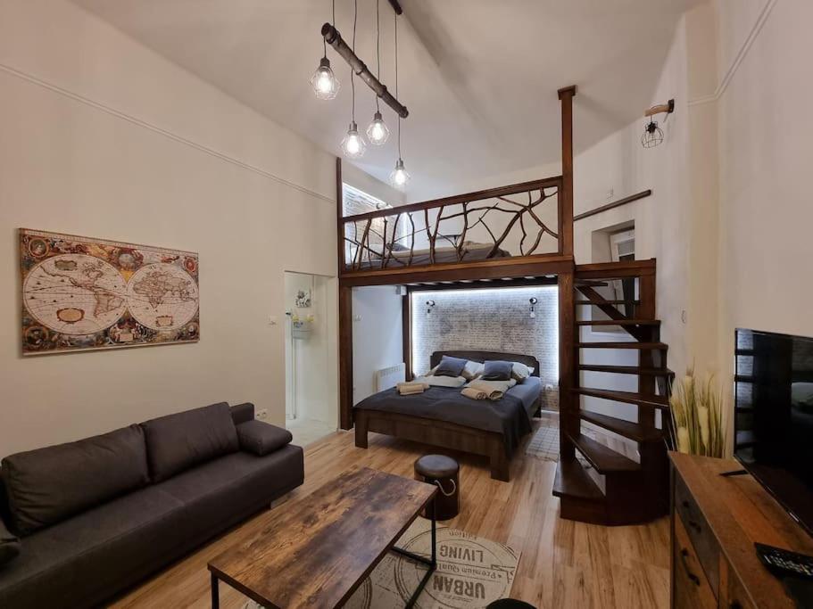 Vintage Apartman In City Center Miskolc Bagian luar foto
