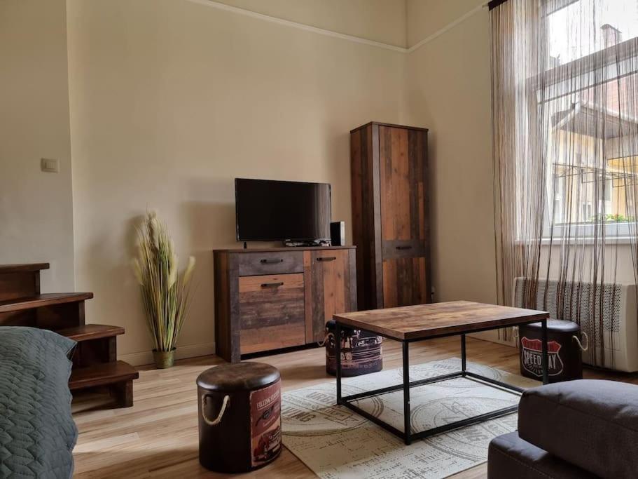 Vintage Apartman In City Center Miskolc Bagian luar foto