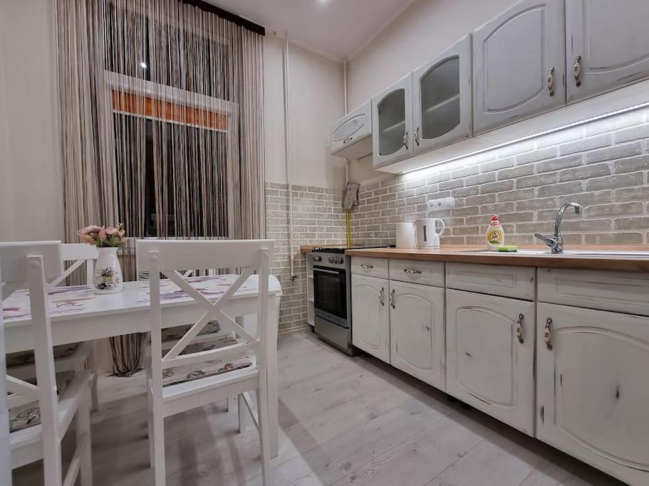 Vintage Apartman In City Center Miskolc Bagian luar foto