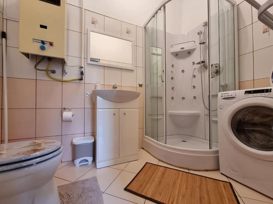 Vintage Apartman In City Center Miskolc Bagian luar foto