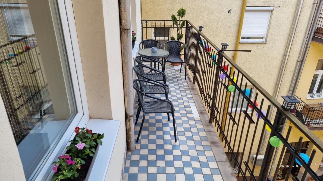 Vintage Apartman In City Center Miskolc Bagian luar foto